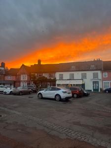 Východ nebo západ slunce při pohledu z prázdninového domu nebo okolí