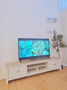 TV a/nebo společenská místnost v ubytování Sarang A Cottage with private pool