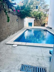 ein kleiner Pool in einem Hof neben einem Gebäude in der Unterkunft Appartement vue sur la mer Almadies Dakar "Résidence les embruns" in Dakar