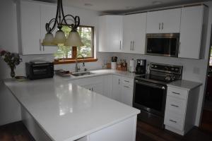 Η κουζίνα ή μικρή κουζίνα στο The Pine River Pond Premier Lakehouse 4BR High-End Retreat