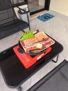 Une table noire avec de la nourriture en haut dans l'établissement Villa nuansa tawangmangu, à Tawangmangu