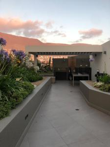 ein Gebäude mit einer Terrasse mit Blick auf die Wüste in der Unterkunft Apartment in Iquique, Playa in Iquique