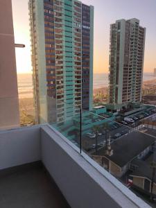 Blick auf die Stadt vom Balkon eines Gebäudes in der Unterkunft Apartment in Iquique, Playa in Iquique + 3 Fotos