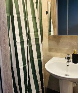 Un baño de Downtown Studio 31 18 fotos más