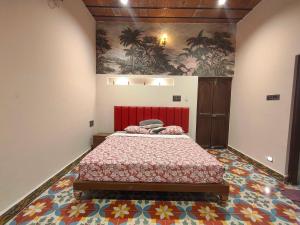 PerūrMithalai Farm by Palette I 4BHK I Kids's Play I Coimbatore的一间卧室配有一张红色床头板的床