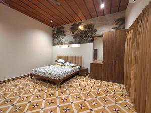 PerūrMithalai Farm by Palette I 4BHK I Kids's Play I Coimbatore的一间卧室，配有一张床和瓷砖地板 更多31张照片