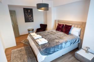 a bedroom with a bed with towels on it at Apartament de închiriat Accommodation nr 12 in Suceava