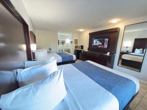 萨拉索塔萨拉索塔灯笼酒店&套房的一间配有两张床和一台平板电视的酒店房间