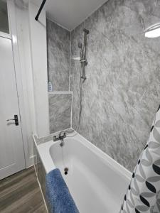 ein Badezimmer mit Badewanne und Dusche in der Unterkunft Coral Bay Seaside Aparto in Clacton-on-Sea + 3 Fotos