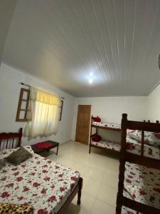 une chambre avec deux lits superposés dans une pièce dans l'établissement Pousada Simone Paulista, à Parati