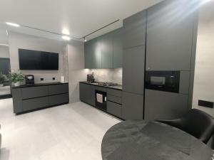 Kuchyň nebo kuchyňský kout v ubytování Сучасний люкс з панорамним виглядом!