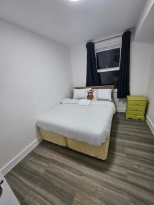 ein Schlafzimmer mit einem Bett, auf dem ein Teddybär liegt in der Unterkunft Coral Bay Seaside Aparto in Clacton-on-Sea