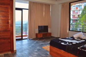 Ένα ή περισσότερα κρεβάτια σε δωμάτιο στο Hill Crest Escapes Pine View Suite