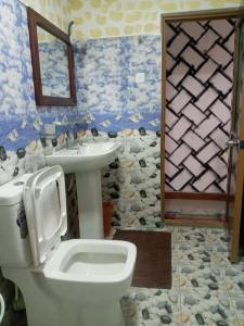 une salle de bains avec toilettes et lavabo dans l'établissement NETHSARA cottage, à Ella 40 autres photos