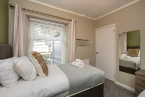 Voodi või voodid majutusasutuse Relaxing 4-Bedroom Escape with Free Parking toas