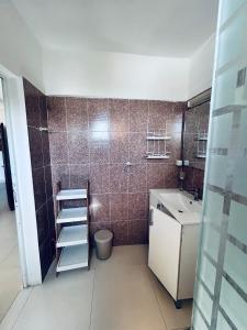 ein kleines Badezimmer mit Waschbecken und Toilette in der Unterkunft Appartement vue sur la mer Almadies Dakar "Résidence les embruns" in Dakar