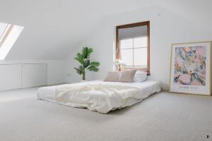 Giường trong phòng chung tại NiWA