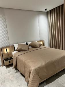 una camera da letto con un letto grande in una stanza di Naturalia Appart & Hotel - Casa Center a Casablanca