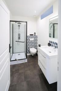 ルマンにあるLe Confort T2 tout équipé, proche Gare, Centre ville, Circuit des 24Hのシャワーとトイレ付きの白いバスルーム