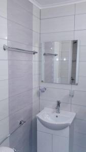 ポモリエにあるGrand Apartment Pomorieの白いバスルーム(シンク、鏡付)