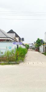 ein Straßenschild am Straßenrand in der Unterkunft Brandison Apartments in Port Harcourt