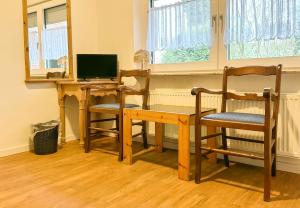 Μια τηλεόραση ή/και κέντρο ψυχαγωγίας στο Modern appartement voor 2 personen In Friedeburg - 79-5