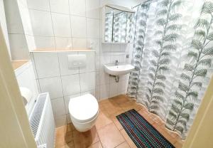 Ένα μπάνιο στο Modern appartement voor 2 personen In Friedeburg - 79-5