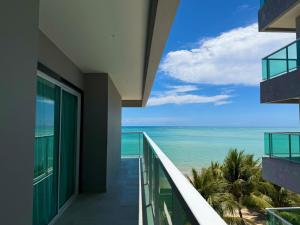 un balcon avec vue sur l'océan dans l'établissement Apartamento mobiliado Beira-Mar, à Maragogi