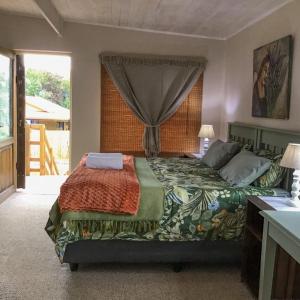 ein Schlafzimmer mit einem Bett und einem Fenster in der Unterkunft Corner View Accommodation in Kaapsehoop