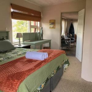 ein Schlafzimmer mit einem Bett und einem Handtuch darauf in der Unterkunft Corner View Accommodation in Kaapsehoop