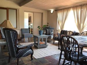 ein Wohnzimmer mit Esstisch und Stühlen in der Unterkunft Corner View Accommodation in Kaapsehoop + 26 Fotos