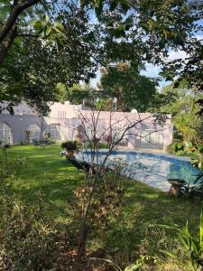 Κήπος έξω από το 4-Bedroom Retreat with Lush Gardens Pool- 2346