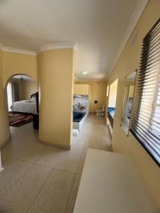 Ένα ή περισσότερα κρεβάτια σε δωμάτιο στο 4-Bedroom Retreat with Lush Gardens Pool- 2346