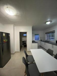 Η κουζίνα ή μικρή κουζίνα στο 4-Bedroom Retreat with Lush Gardens Pool- 2346