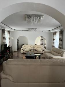 Χώρος καθιστικού στο 4-Bedroom Retreat with Lush Gardens Pool- 2346