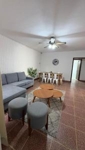 ein Wohnzimmer mit einer Couch und einem Tisch und Stühlen in der Unterkunft Cerrito hou in Paysandú