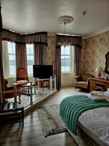 TV a/nebo společenská místnost v ubytování Western Isles Hotel