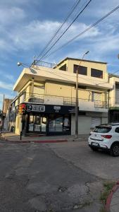 ein weißes Auto, das vor einem Gebäude geparkt ist in der Unterkunft Cerrito hou in Paysandú + 24 Fotos