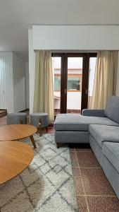 ein Wohnzimmer mit Sofa und Tisch in der Unterkunft Cerrito hou in Paysandú