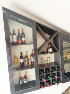 ein Schrank voller Alkoholflaschen in der Unterkunft Brandison Apartments in Port Harcourt