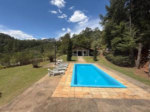 an image of a swimming pool in a yard at Rancho c/ piscina, churrasqueira, natureza e lazer in Batatuba