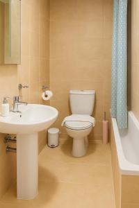 ein Badezimmer mit Toilette und Waschbecken in der Unterkunft Watercress Barns in Sittingbourne