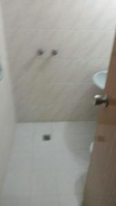 ein Badezimmer mit Badewanne und Waschbecken in der Unterkunft Gran Hotel Avenida in Villa Gesell