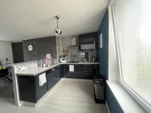 Kuchyň nebo kuchyňský kout v ubytování Superbe Duplex de 2 Chambres au cœur de Gouvieux