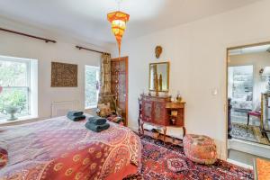 En eller flere senge i et værelse på 2 Bed in Newburgh oc-w33400