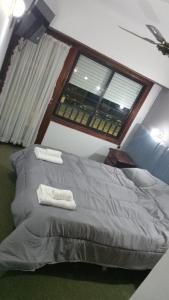 ein Schlafzimmer mit einem großen Bett mit zwei Handtüchern darauf in der Unterkunft Gran Hotel Avenida in Villa Gesell
