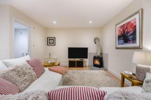 ein Wohnzimmer mit Couch und Kamin in der Unterkunft 1 Bed in Rolvenden oc-c33657 in Rolvenden