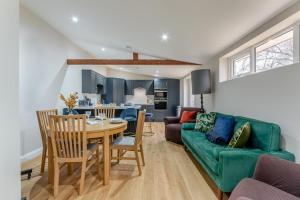 een woonkamer met een groene bank en een tafel bij 2 Bed in Latton oc-c34099 in Cricklade
