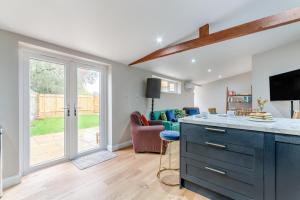 een keuken met een blauw eiland en een woonkamer bij 2 Bed in Latton oc-c34099 in Cricklade