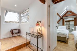 een slaapkamer met een bed en een tafel met een lamp bij 2 Bed in Latton oc-c34099 in Cricklade